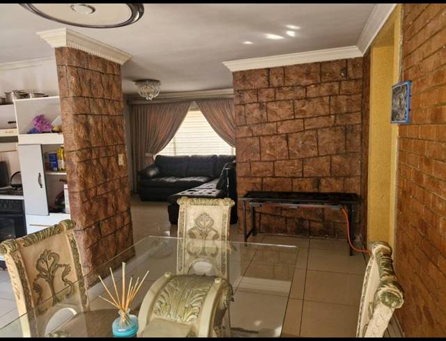 4 BEDROOM HOUSE FOR SALE IN THE ORCHARDS